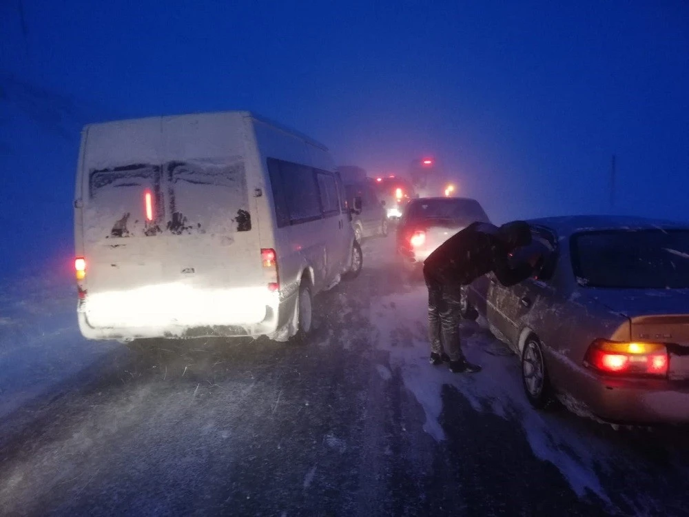 Kar nedeniyle yüzlerce araç mahsur kaldı
