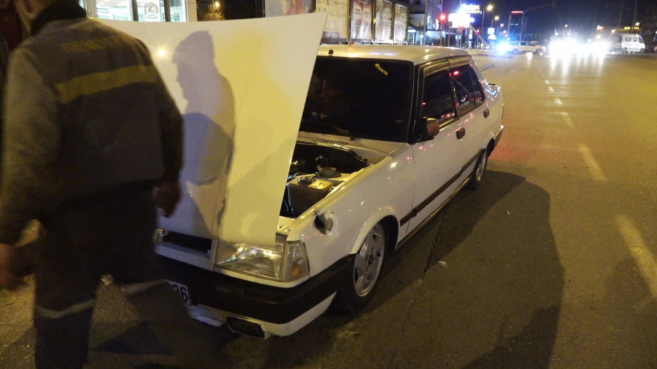 Yol verme kavgasında otomobile bıçakla saldırıp tüfekle ateş açtılar