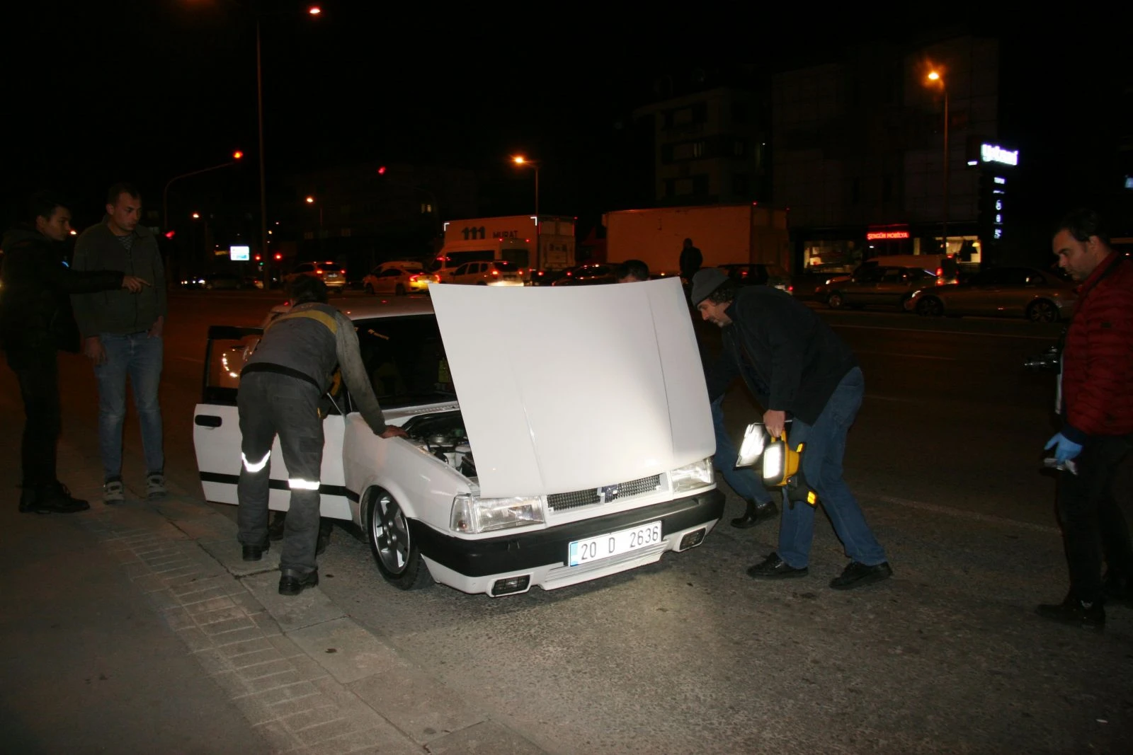 Yol verme kavgasında otomobile bıçakla saldırıp tüfekle ateş açtılar