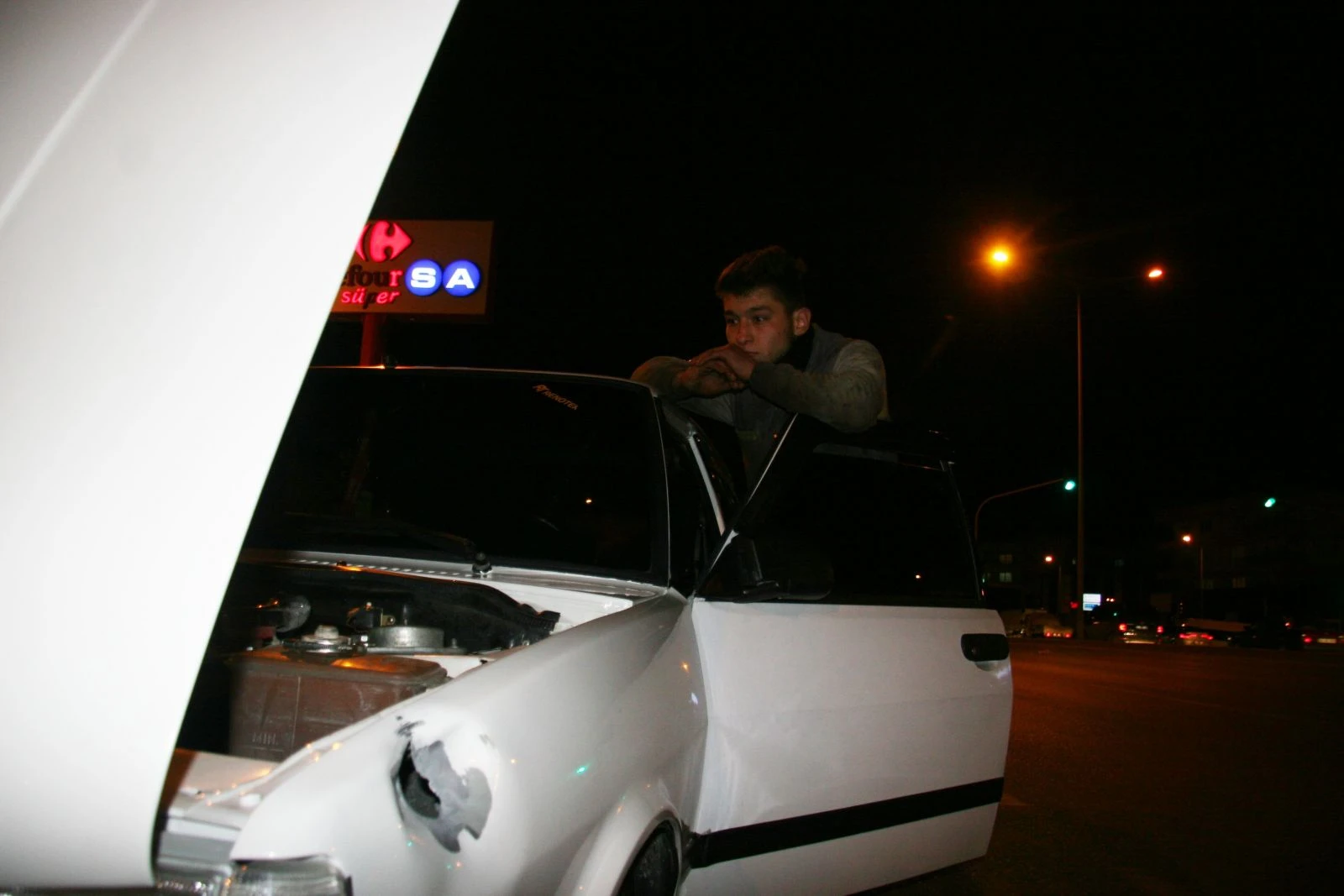 Yol verme kavgasında otomobile bıçakla saldırıp tüfekle ateş açtılar