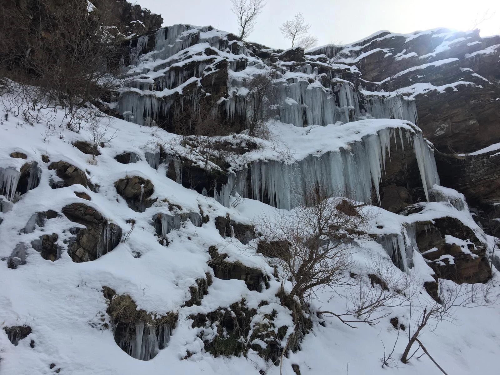 Beytüşşebap eksi 20'yi gördü, şelaleler dondu