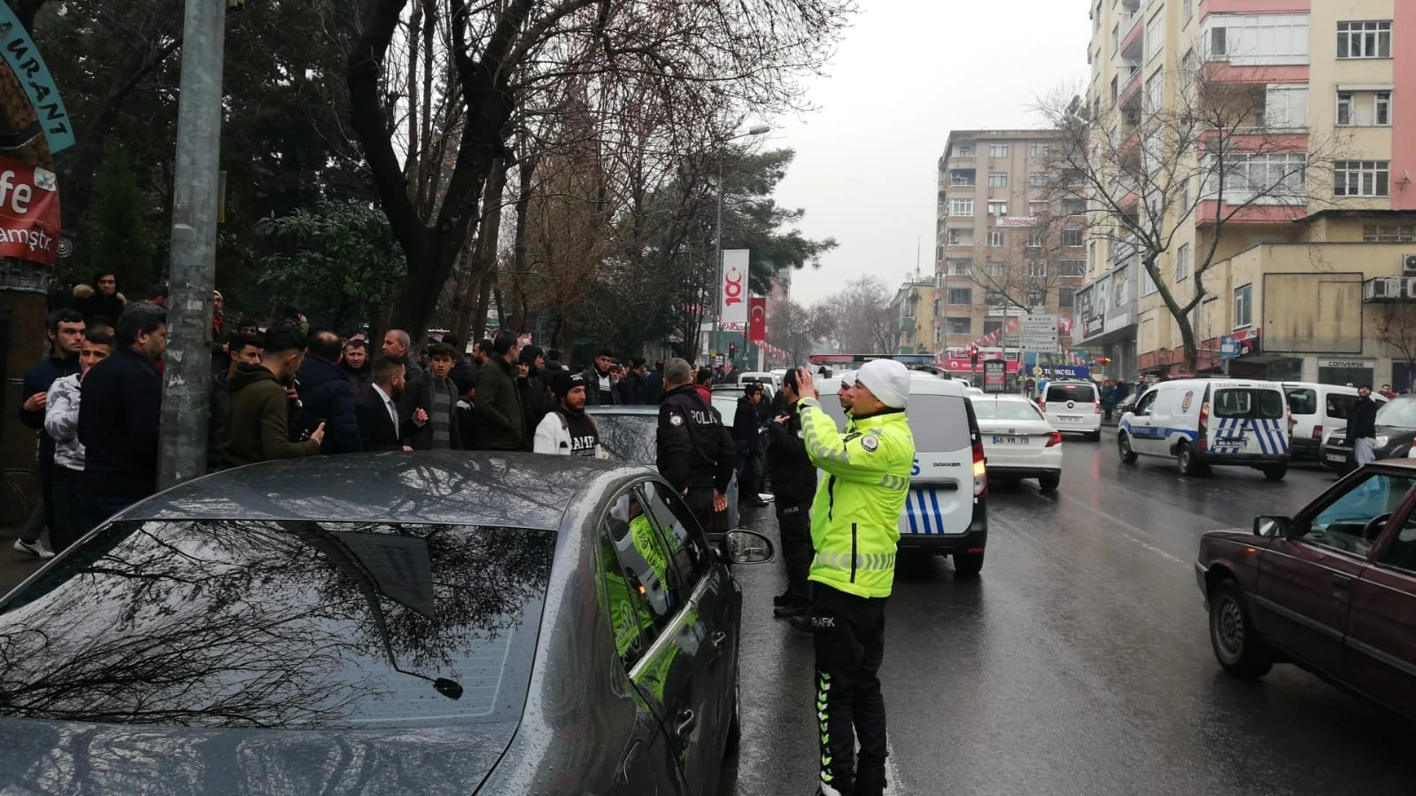 Kendini uyaran garsona saldırdı