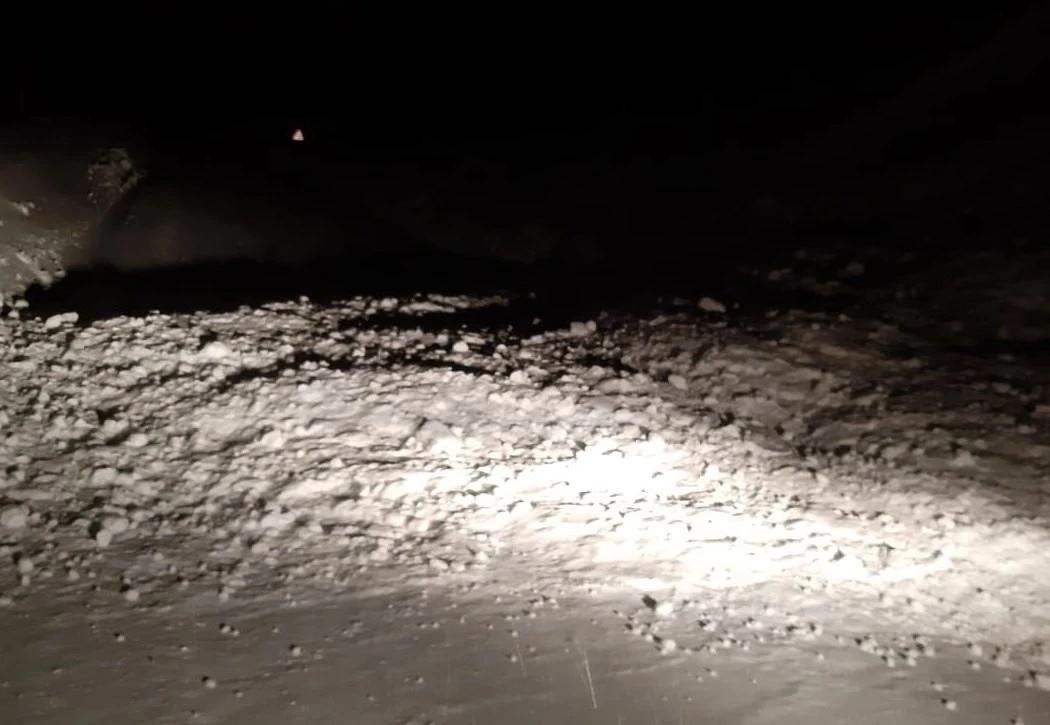 Çığ düşmesi sonucu kapanan Yüksekova-Şemdinli karayolu