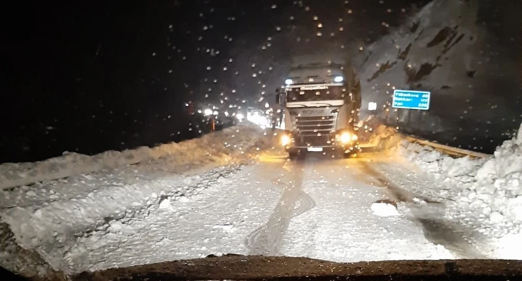 Karayolları ekiplerinin çığ temizleme çalışması