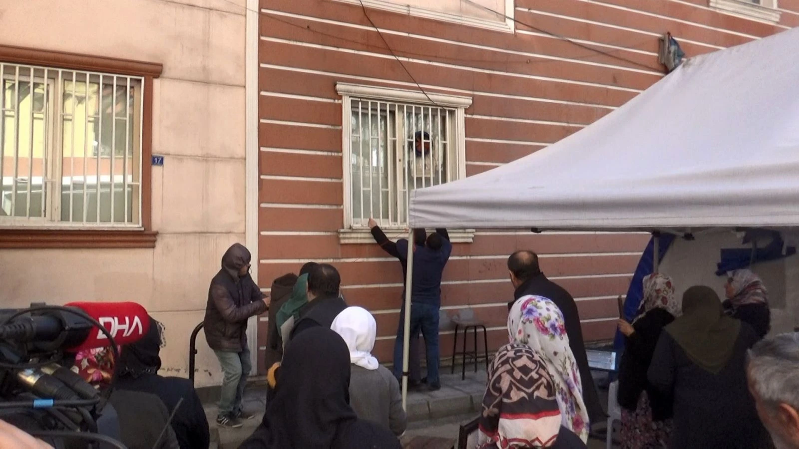 Evlat nöbetindeki aileler, 'kahrolsun PKK ve HDP' sloganı atıp, binanın camlarını kırdı