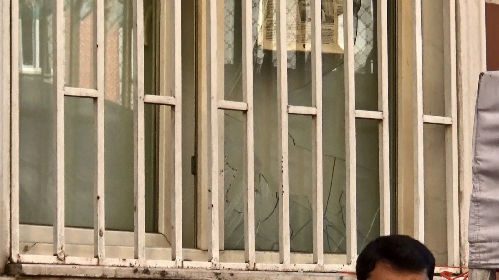 Evlat nöbetindeki aileler, 'kahrolsun PKK ve HDP' sloganı atıp, binanın camlarını kırdı