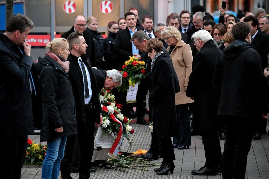 Almanya Cumhurbaşkanı, 5 Türk’ün öldürüldüğü olay yerine çiçek bıraktı