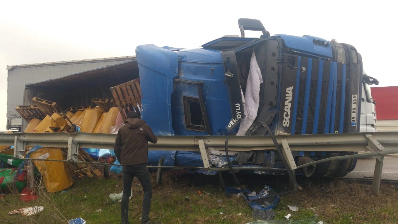 TIR devrildi! Kara yolu salça tarlasına döndü