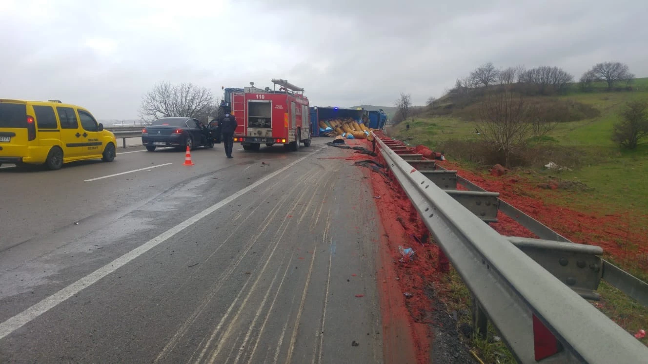 TIR devrildi! Kara yolu salça tarlasına döndü