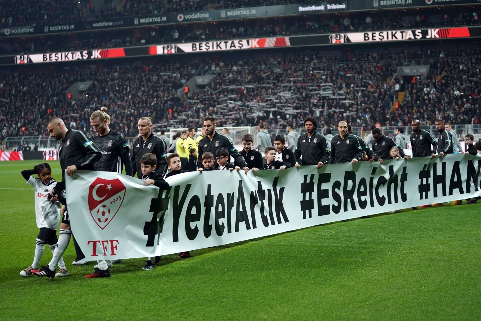 Beşiktaşlı taraftarlardan Avrupa'daki vatandaşlara destek