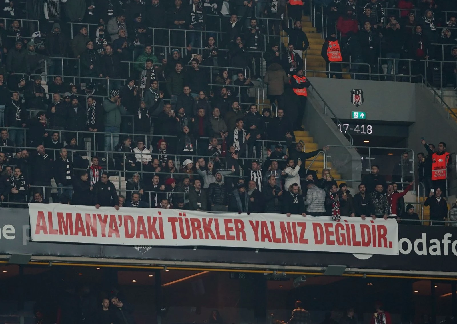 Beşiktaşlı taraftarlardan Avrupa'daki vatandaşlara destek
