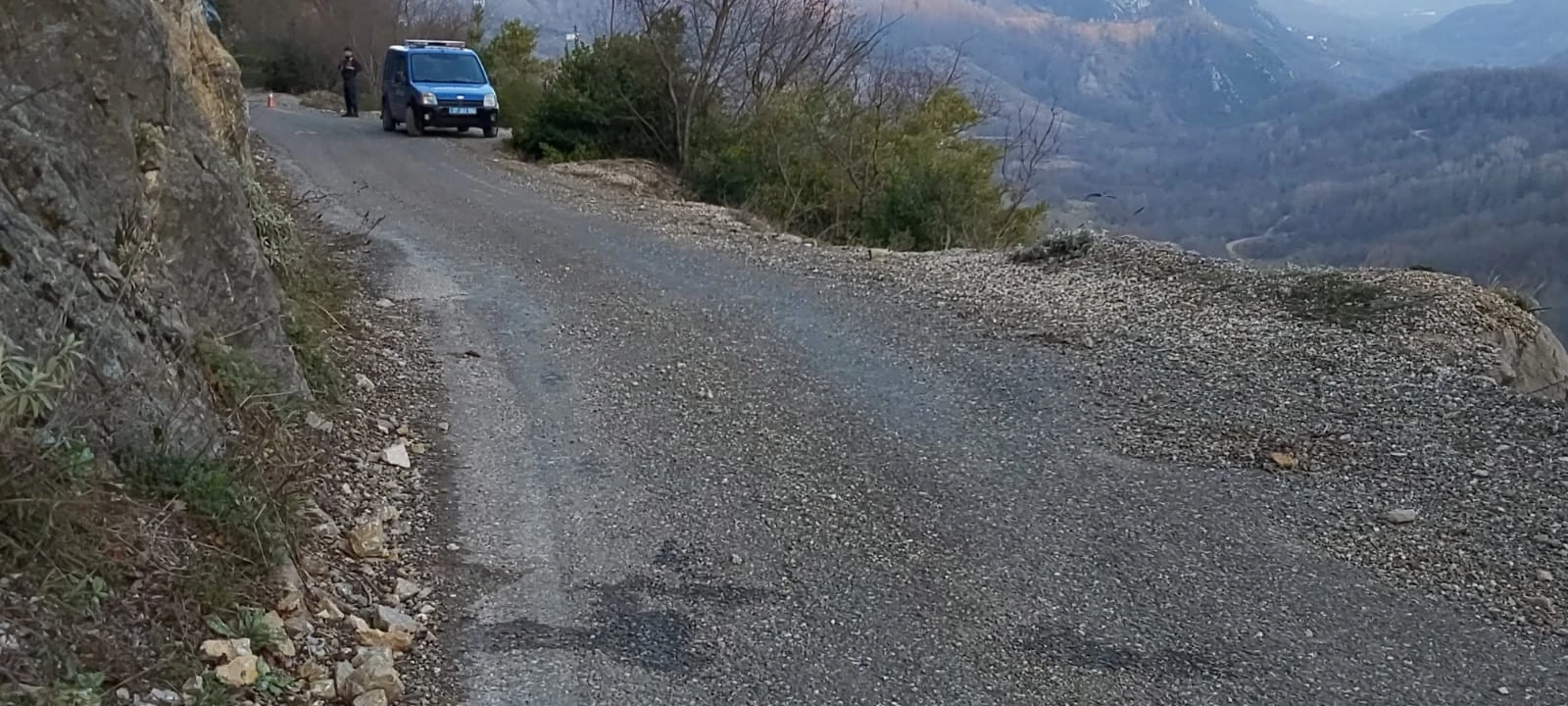 Aracıyla uçuruma yuvarlanan sürücünün cesedi, 1 gün sonra bulunabildi