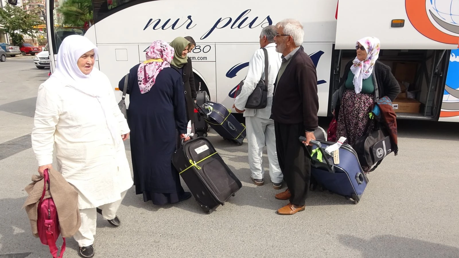 Umre yolculuğu koronavirüs nedeniyle yarıda kaldı: 160 kişi geri döndü
