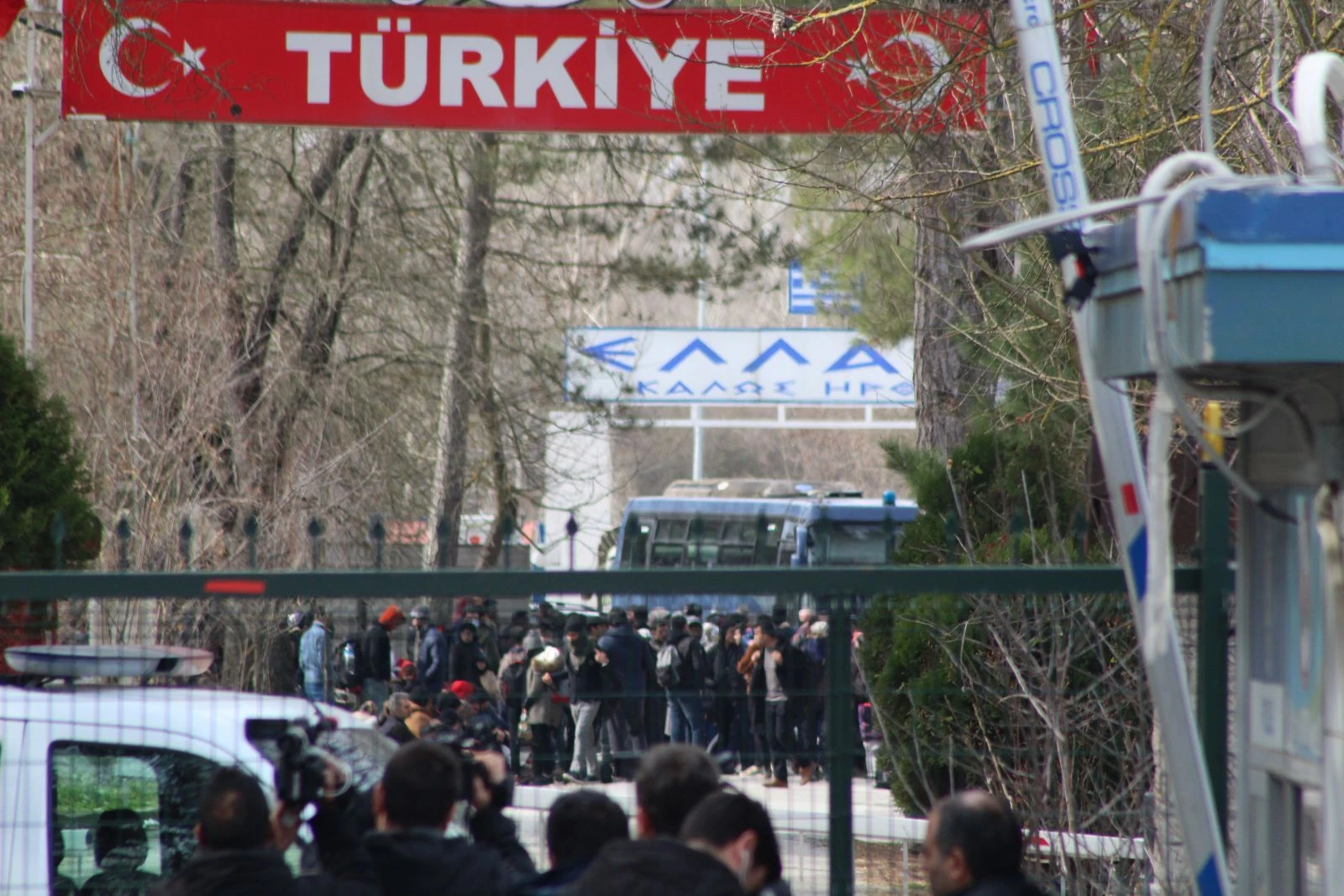 Mülteciler tampon bölgede: Edirne Pazarkule'de hareketli anlar