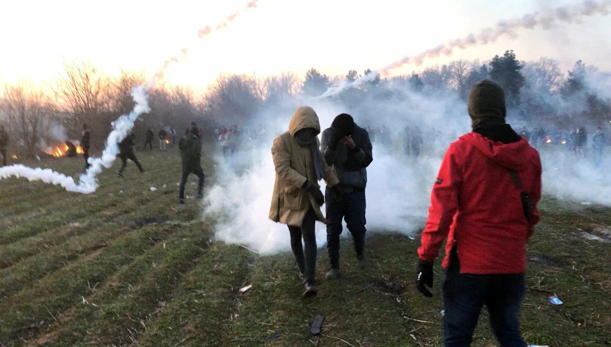 Yunanistan’dan göçmenlere gaz ve ses bombasıyla müdahale