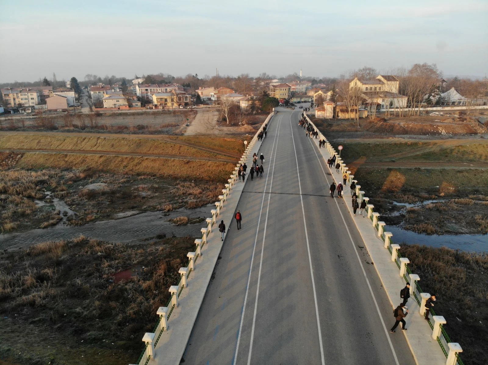 Akın akın sınıra gidiyorlar