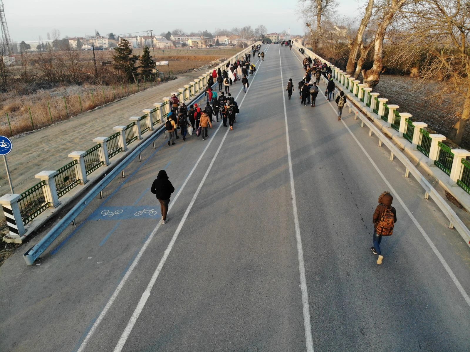 Akın akın sınıra gidiyorlar