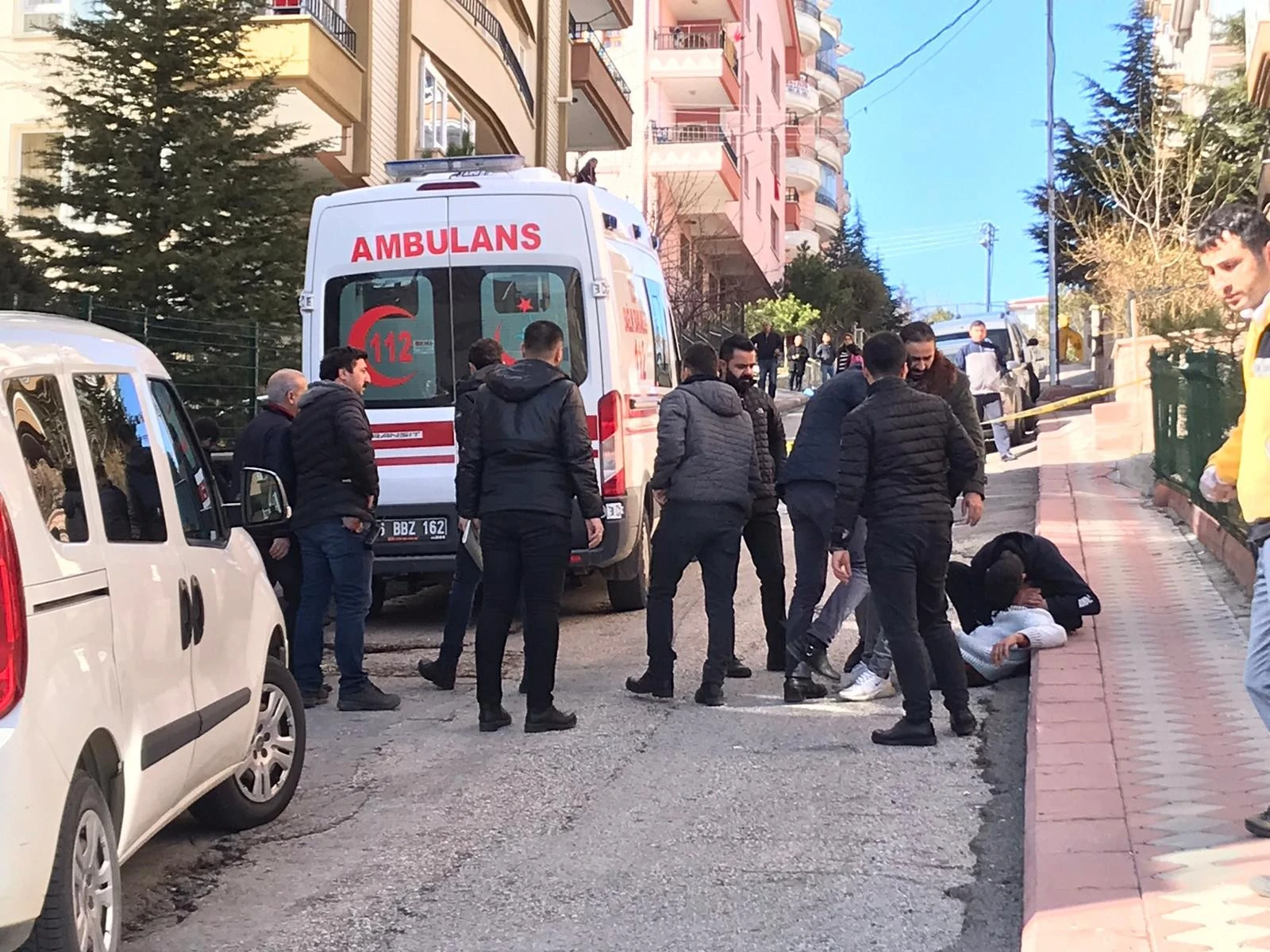 Eşini öldürüp, çocuğunun yanında kendini vurdu