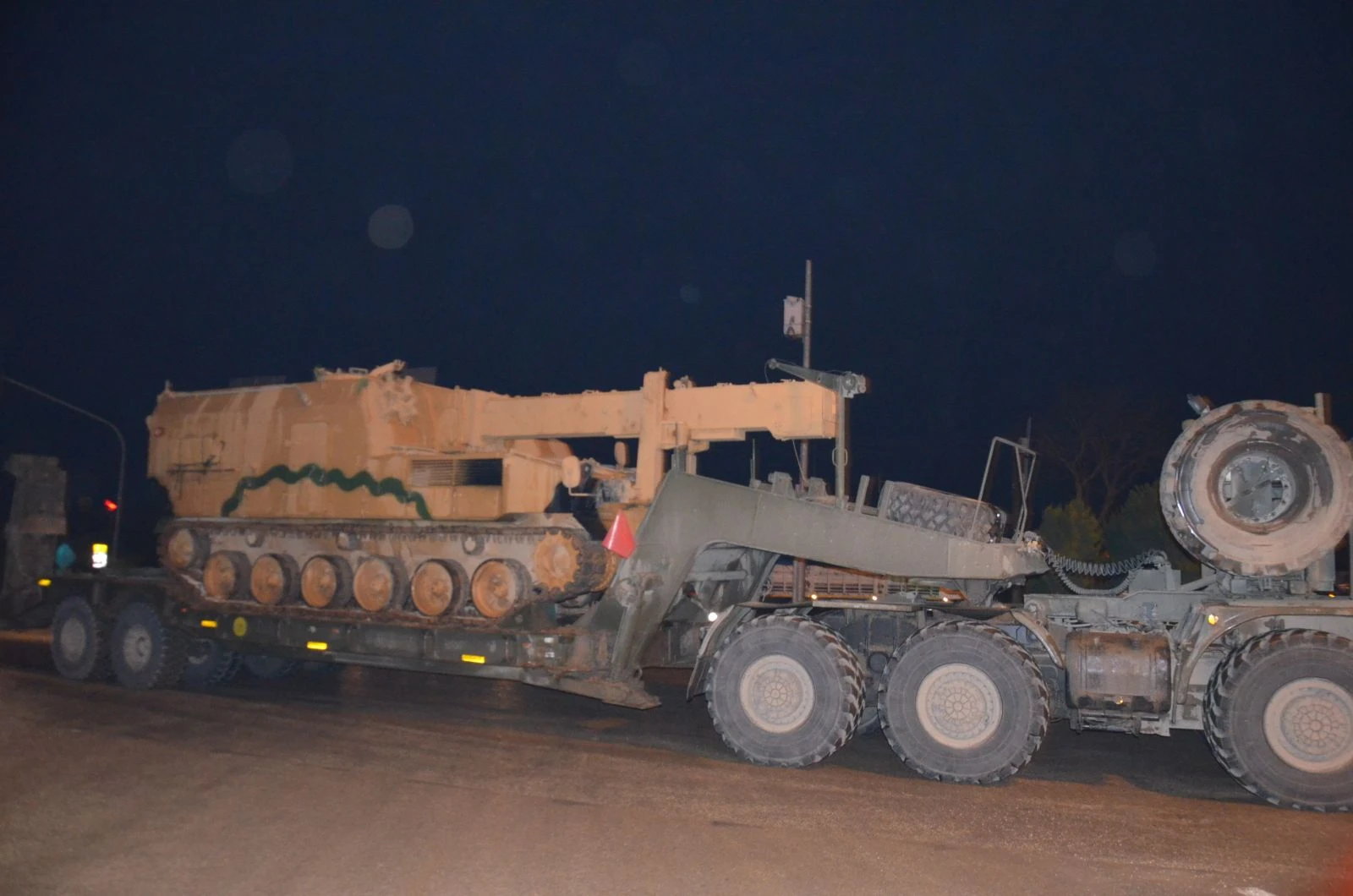 Suriye sınırına tank ve obüs sevkiyatı devam etti