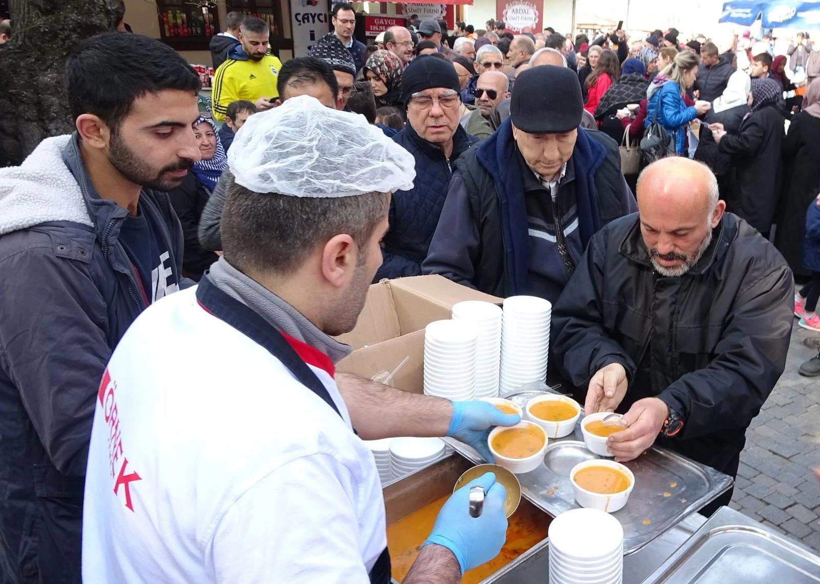 Yılda bir defa pişen çorba için yüzlerce metre kuyruk