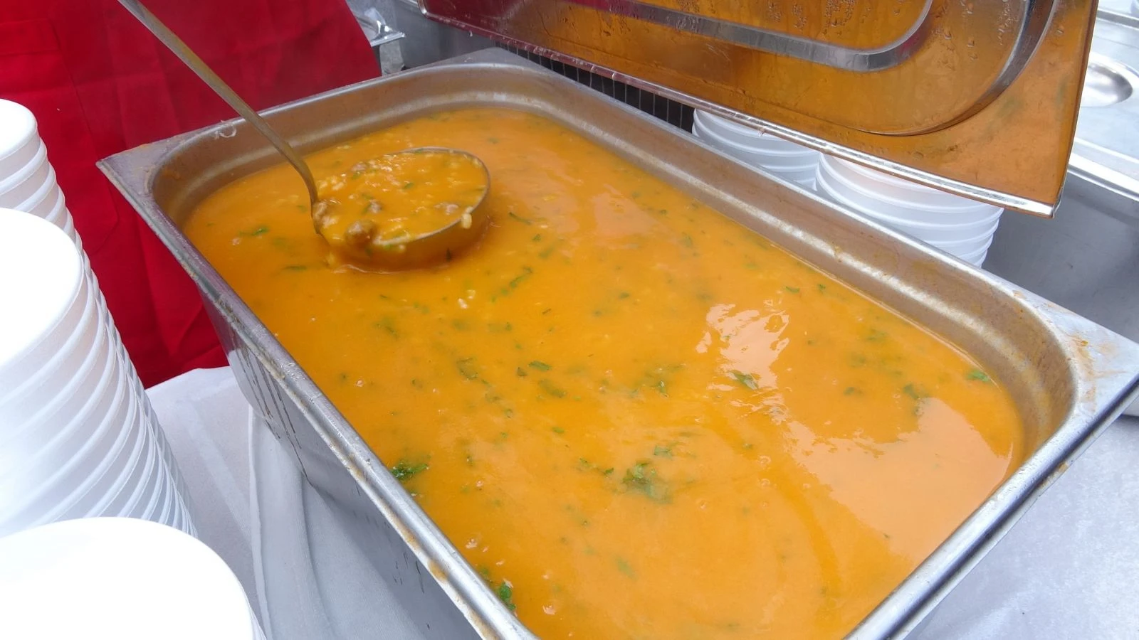 Yılda bir defa pişen çorba için yüzlerce metre kuyruk