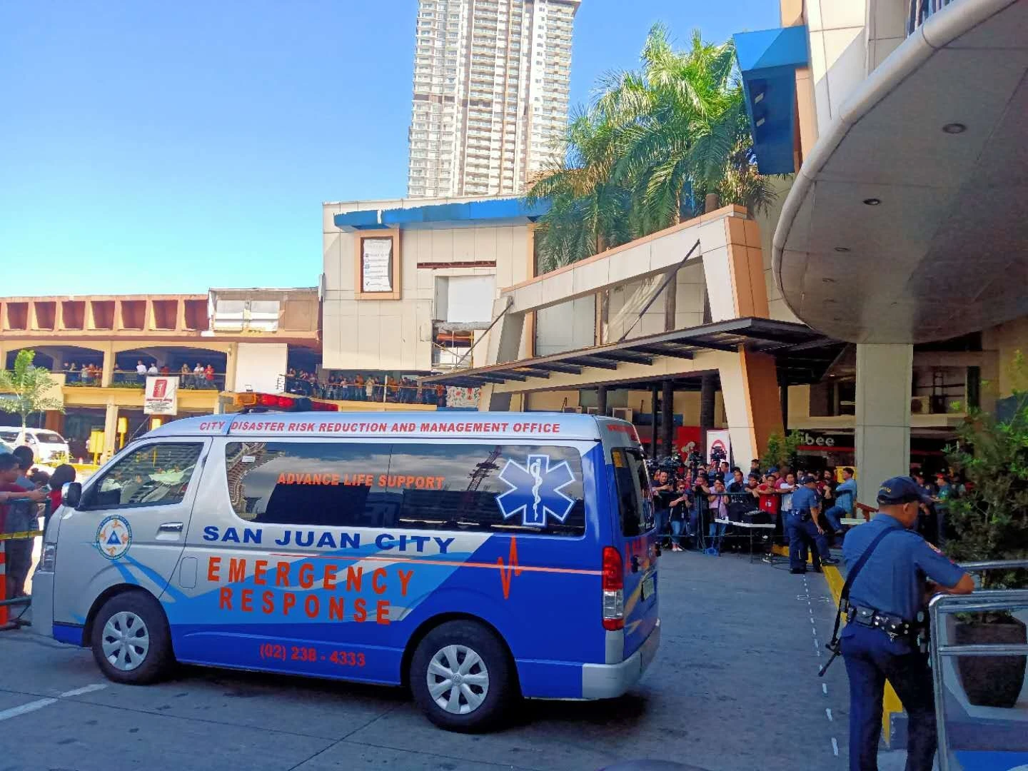 Filipinler’de alışveriş merkezinde 30 kişi rehin alındı