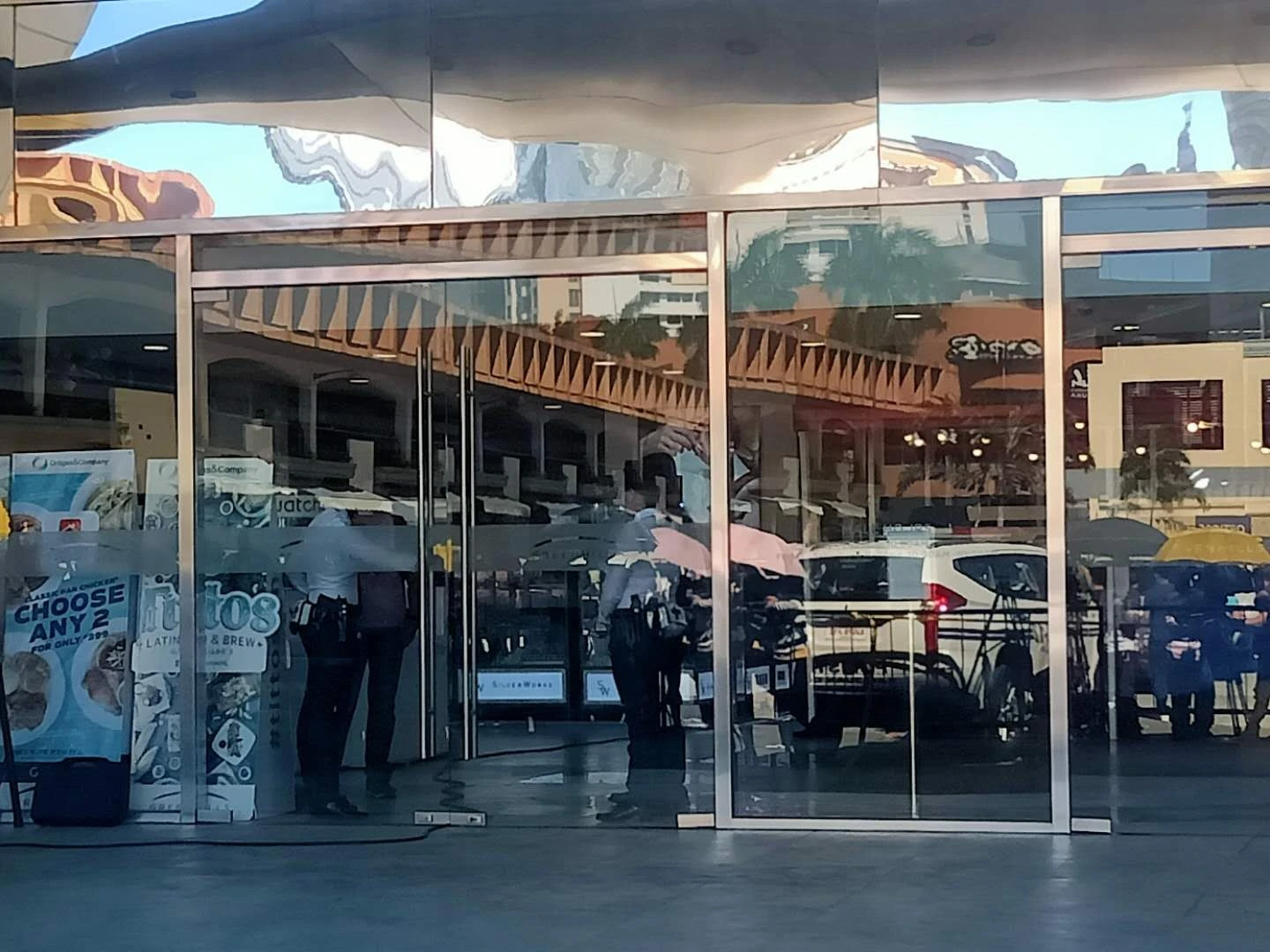 Filipinler’de alışveriş merkezinde 30 kişi rehin alındı