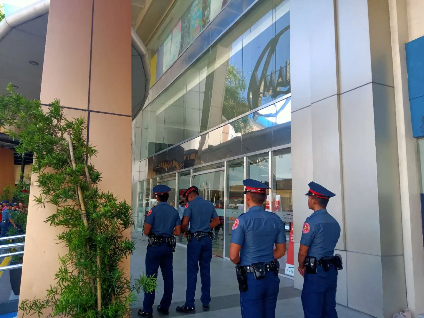 Filipinler’de alışveriş merkezinde 30 kişi rehin alındı