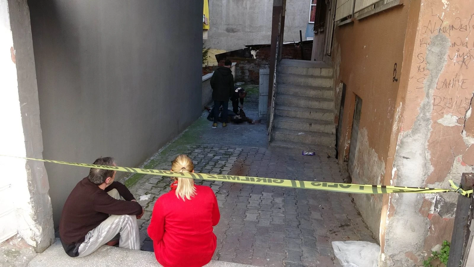 Misafir olduğu evin önünde kanlar içinde ölü bulundu