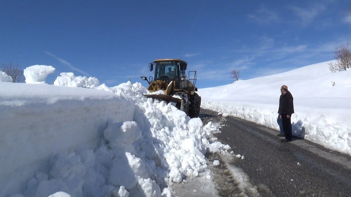 Kar kalınlığının 4-5 metreyi bulduğu bölgede çalışmalar devam ediyor