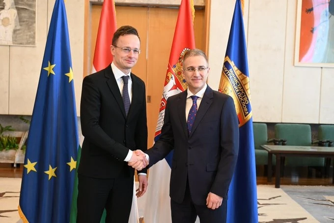 Göçmen akınına karşı sınıra güvenlik güçleri yığdılar