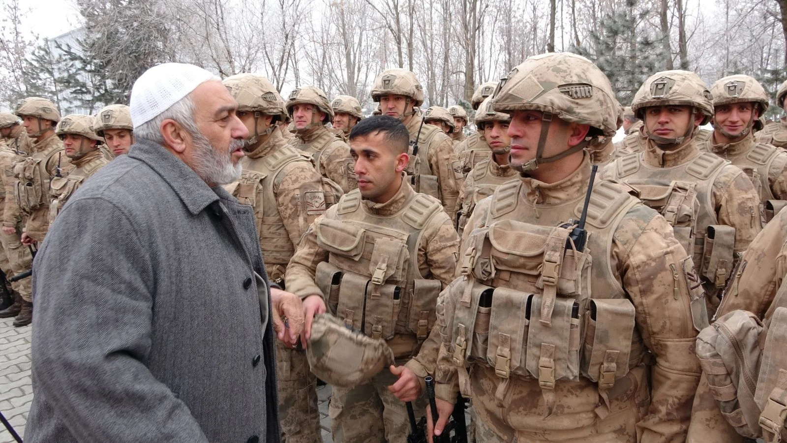 Aileler, kahramanları dualarla yolcu etti