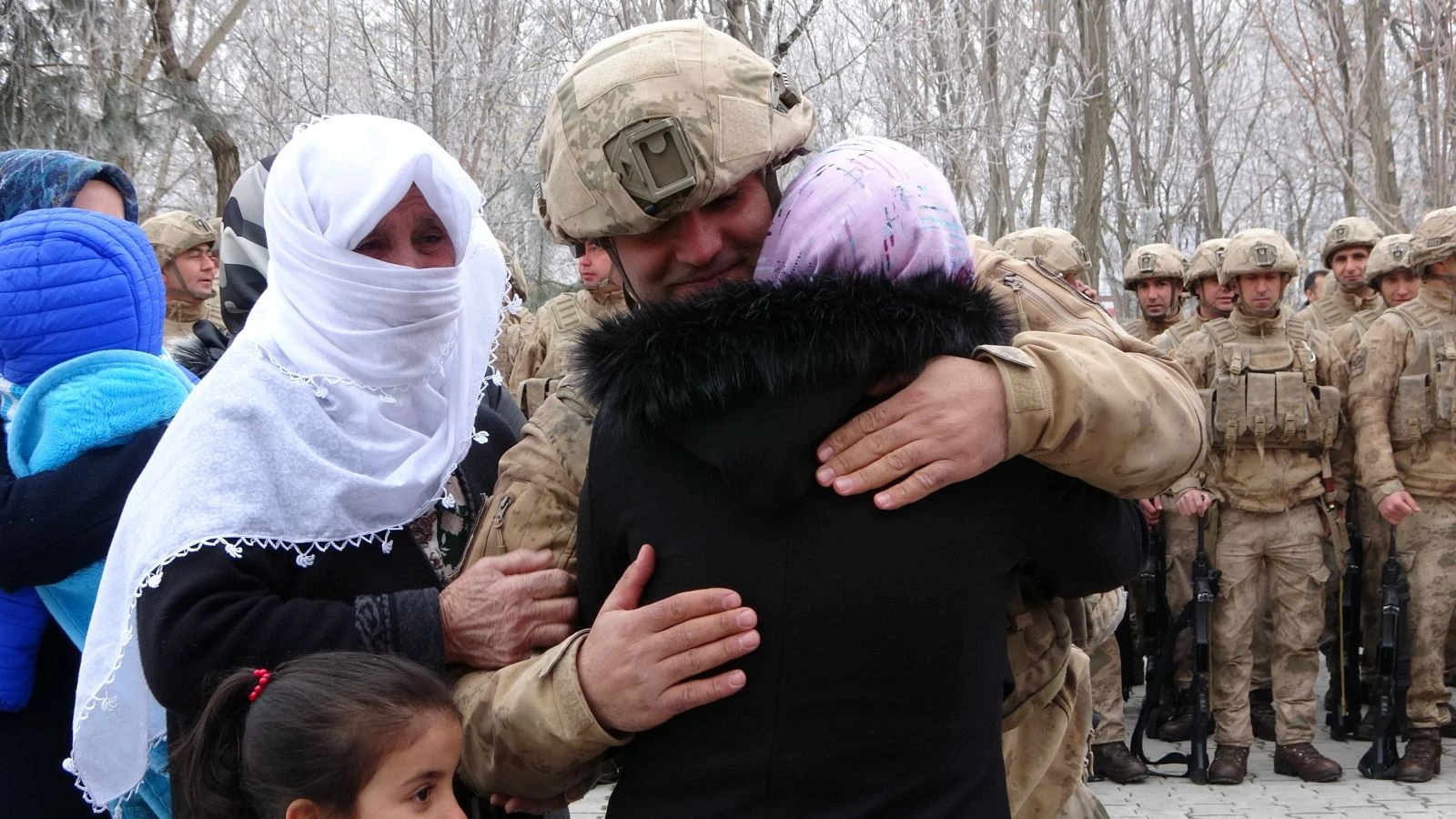 Aileler, kahramanları dualarla yolcu etti