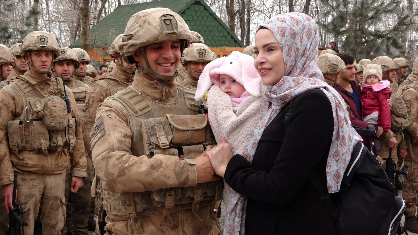 Aileler, kahramanları dualarla yolcu etti