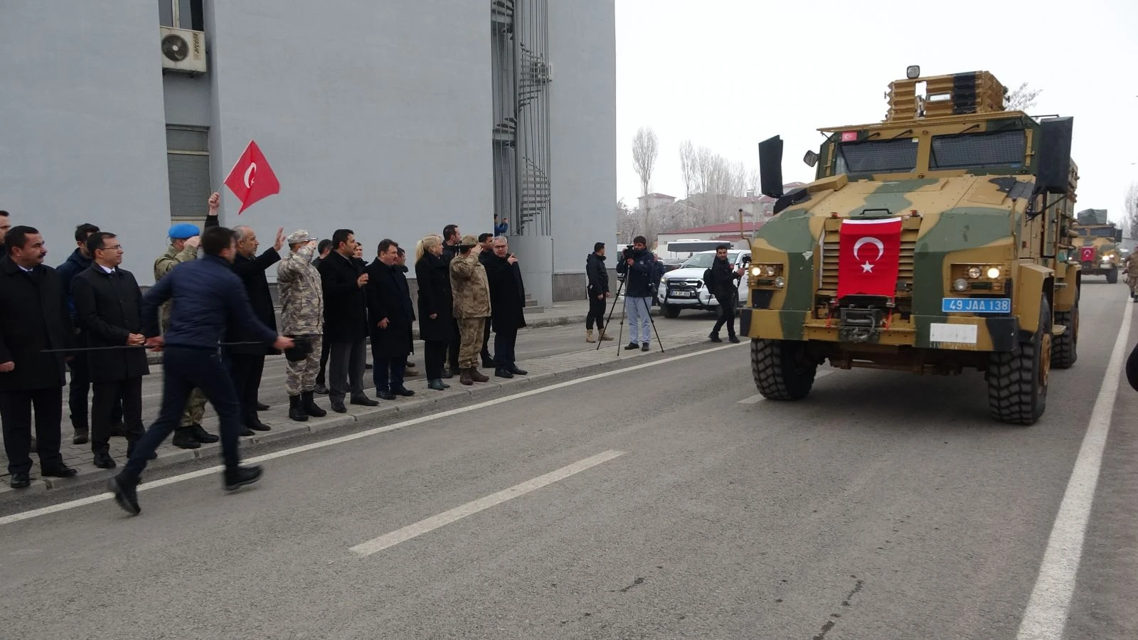 Aileler, kahramanları dualarla yolcu etti