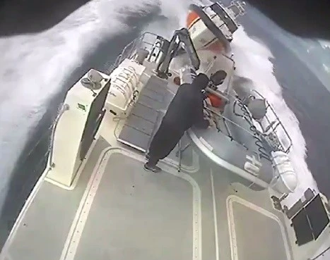 Göçmen botunu batırmak isterken karasularımıza giren Yunan botu böyle kovalandı