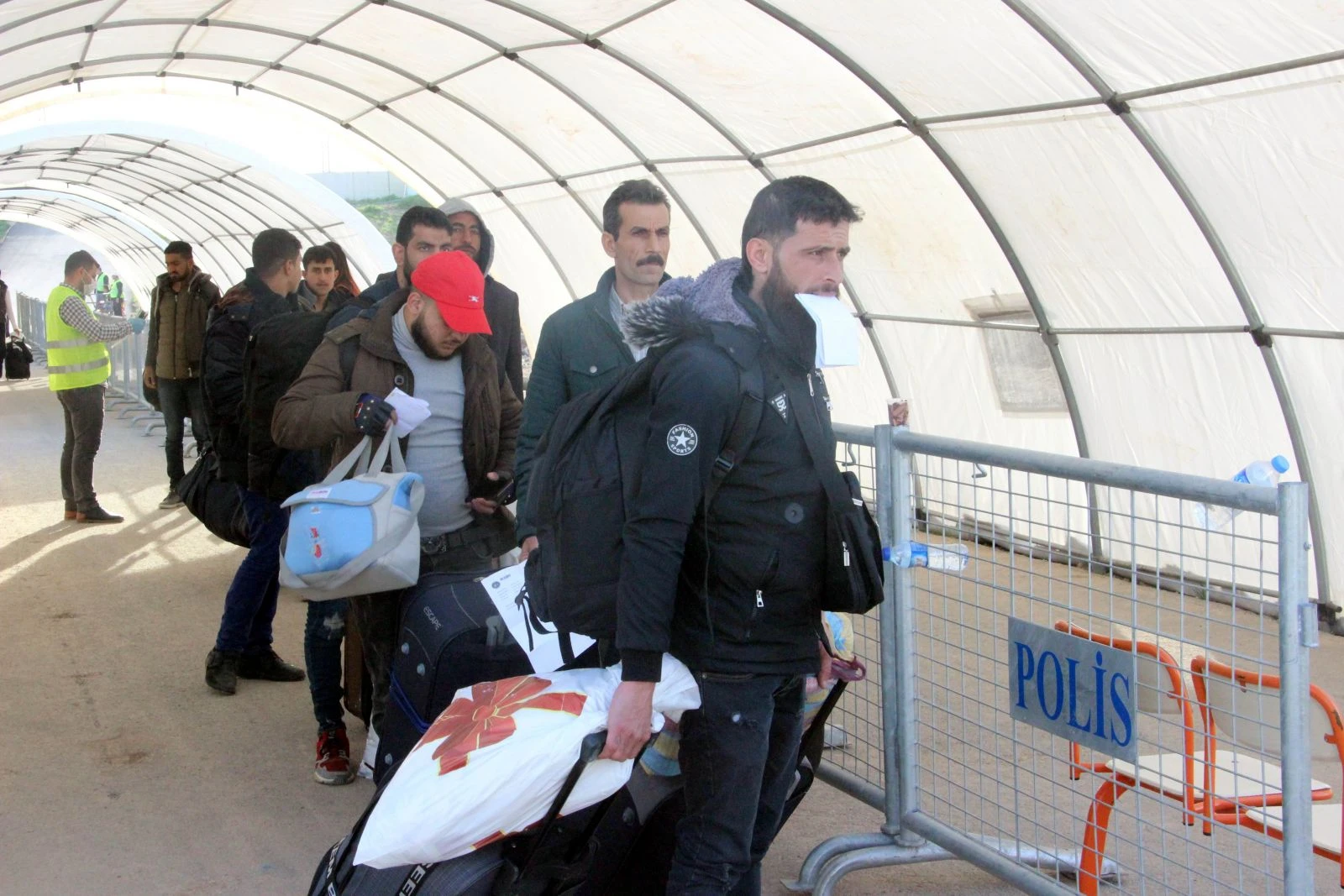 Üç ayları yakınlarıyla geçirmek isteyen Suriyeliler ülkelerine gidiyor