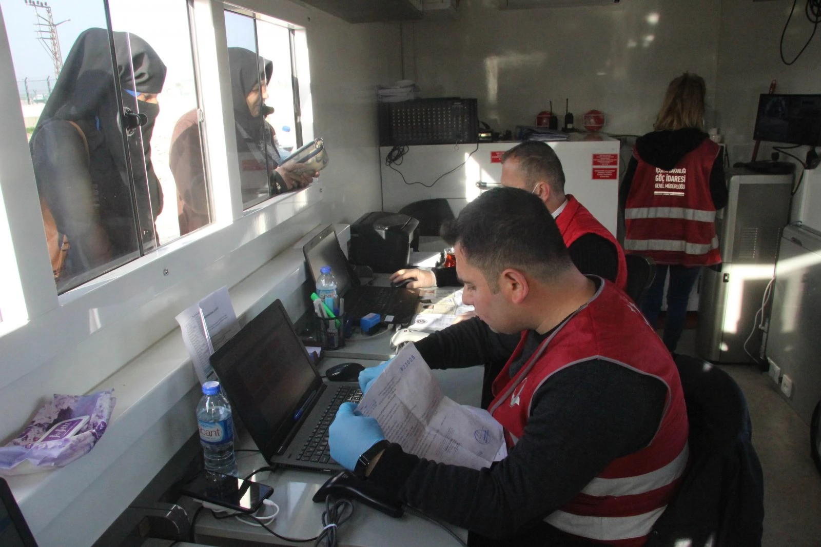 Üç ayları yakınlarıyla geçirmek isteyen Suriyeliler ülkelerine gidiyor