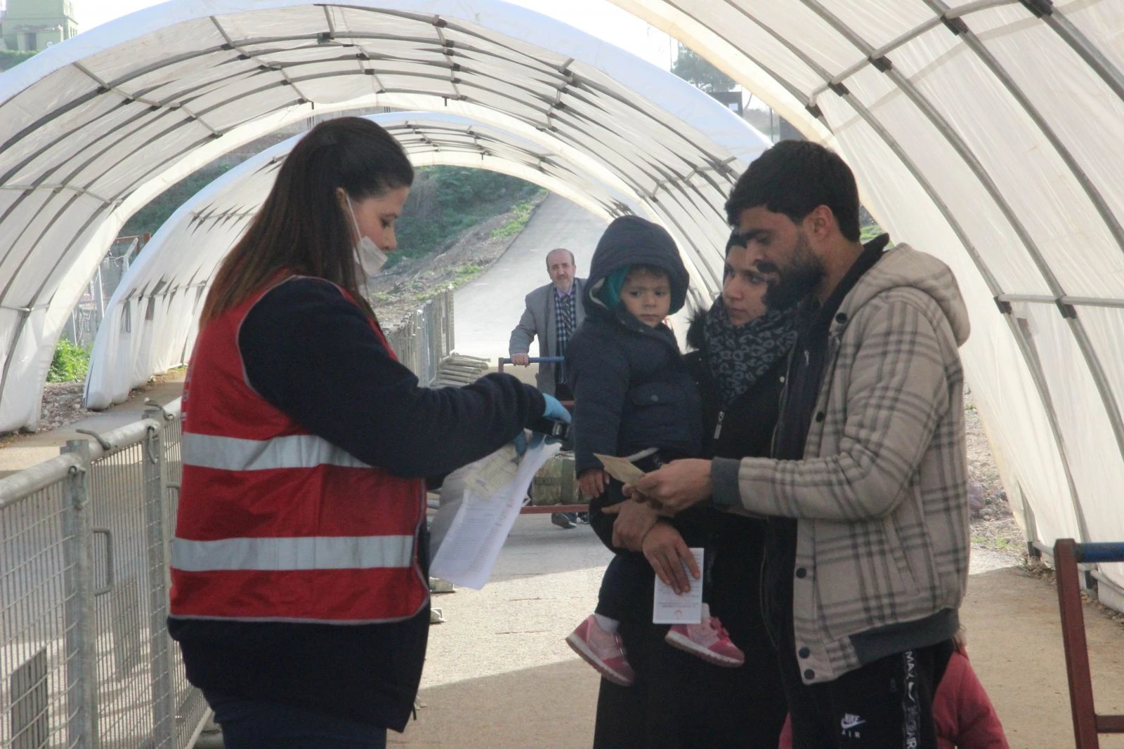 Üç ayları yakınlarıyla geçirmek isteyen Suriyeliler ülkelerine gidiyor