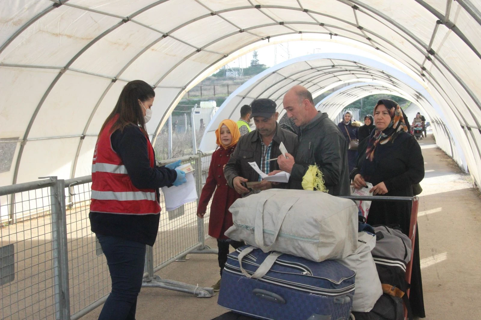 Üç ayları yakınlarıyla geçirmek isteyen Suriyeliler ülkelerine gidiyor