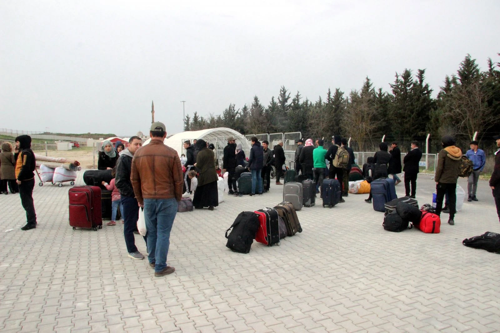 Suriyelilerin ülkelerine gidişleri durduruldu