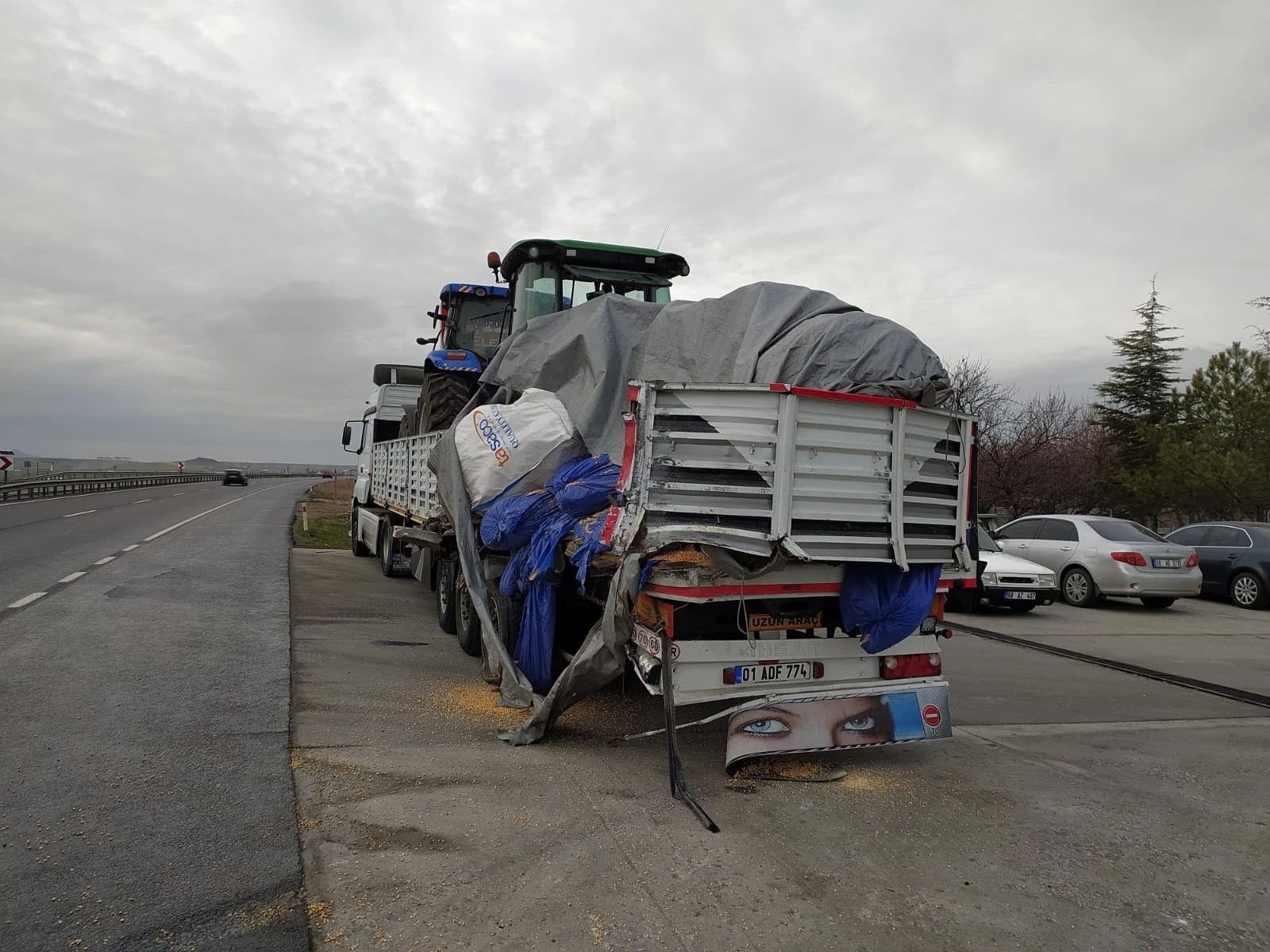 Yolcu otobüsü tıra çarptı: 44 yaralı