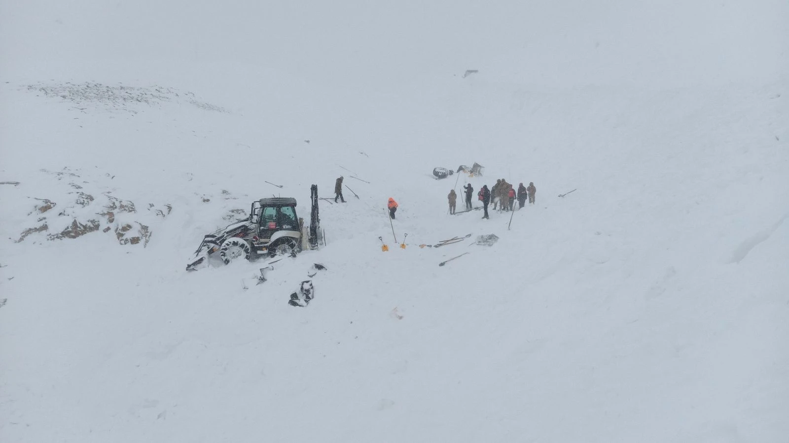 Çığ bölgesinde arama çalışmaları yeniden başladı