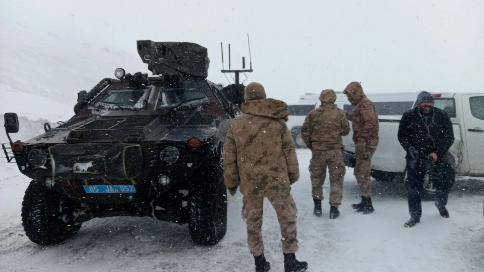 Çığ bölgesinde arama çalışmaları yeniden başladı