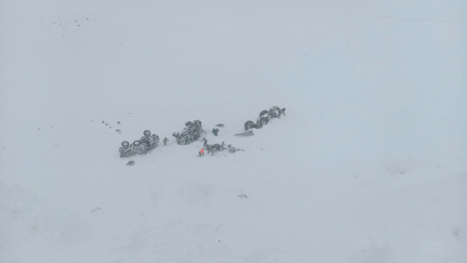 Çığ bölgesinde arama çalışmaları yeniden başladı