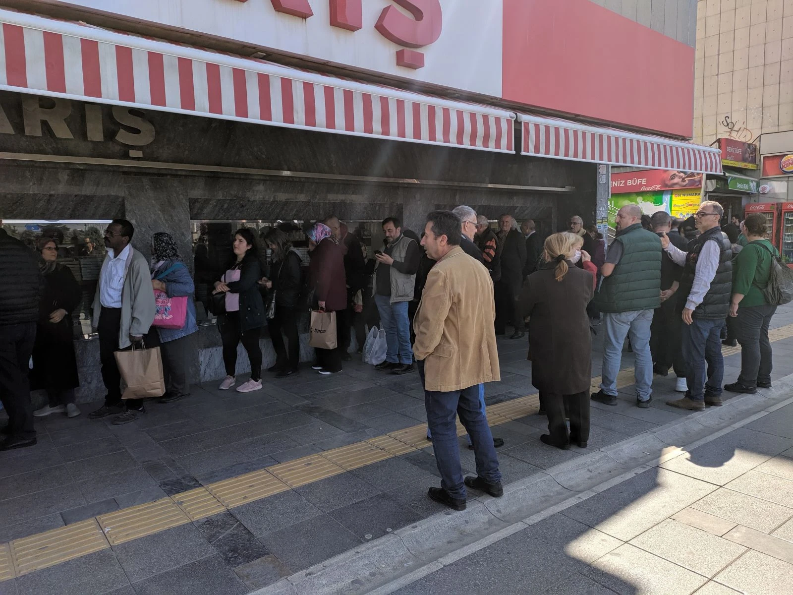 İzmir'de kolonya kuyruğu