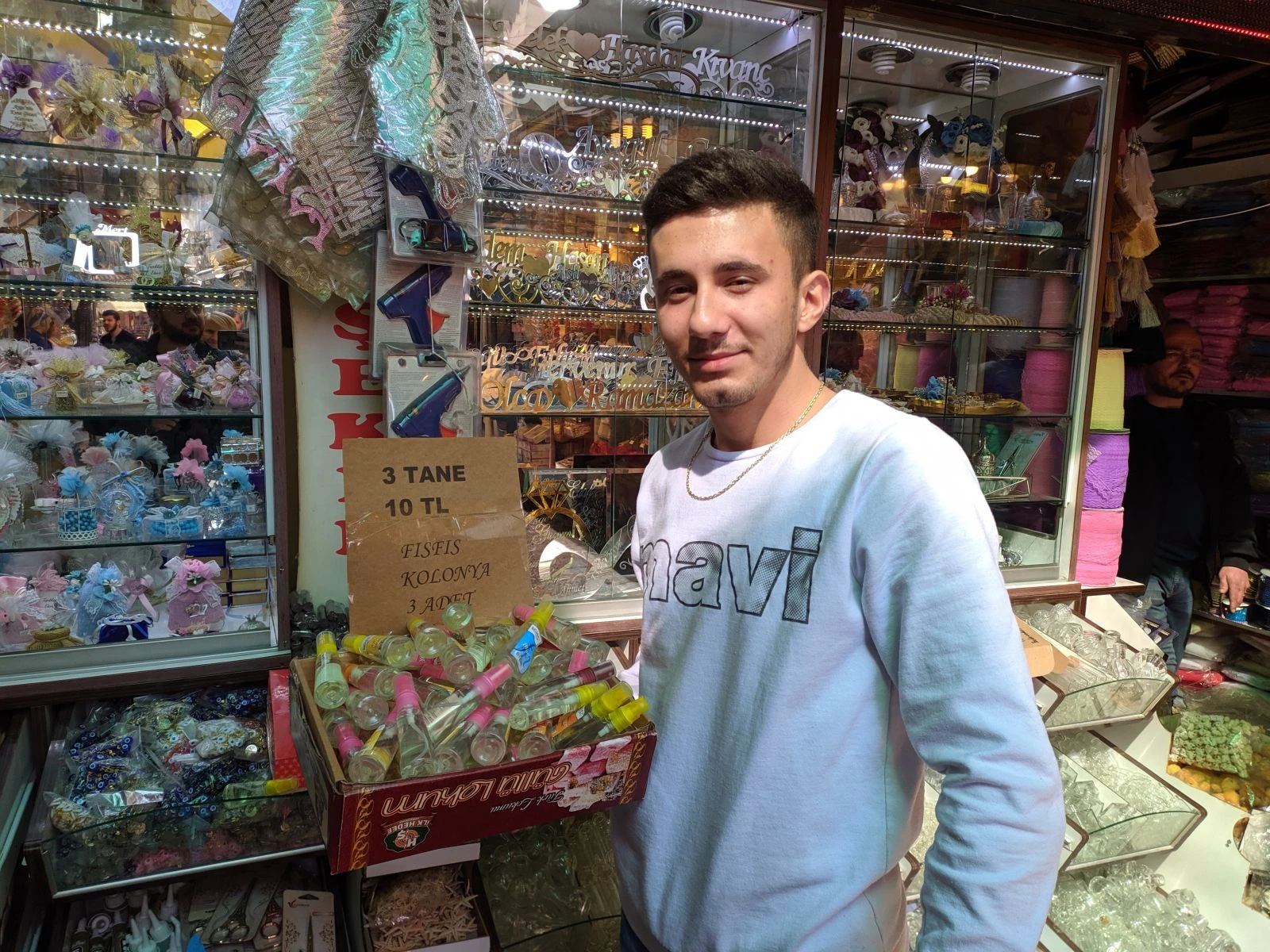 İzmir'de kolonya kuyruğu