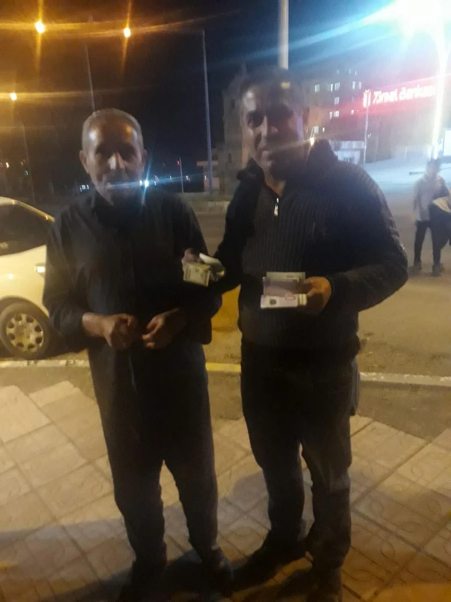 Yerde bulduğu döviz ve altınları sahibine teslim etti