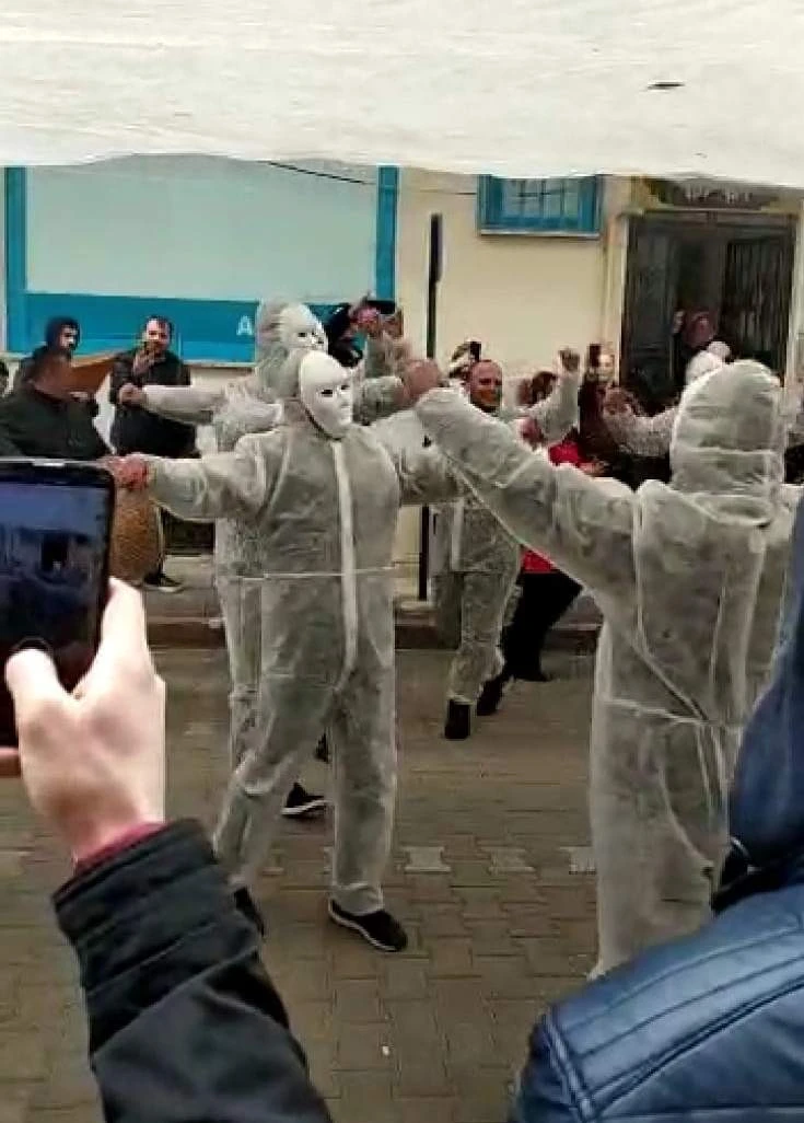 Bursa'da medikal tulumlu sokak düğünü: Eğlence ve tedbir bir arada