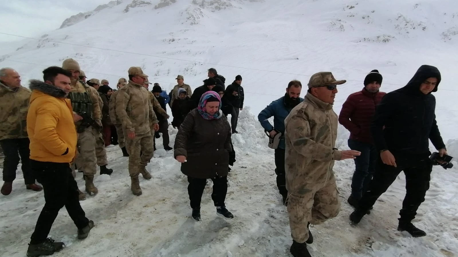 Çığ felaketinde şehit düşen askerlerin aileleri facia bölgesinde